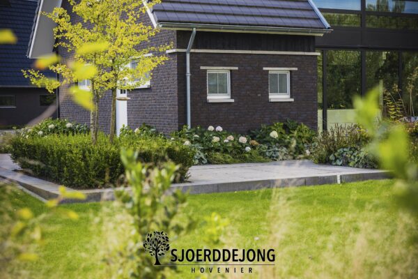 Strakke-bloementuin-Voorst-Sjoerd-de-Jong-Hovenier-